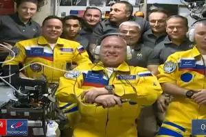 Tres astronautas rusos abordaron la Estacin Espacial Internacional con los colores de Ucrania