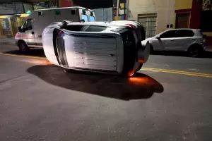 Manejaba en estado de ebriedad, choc a un auto estacionado y termin volcando