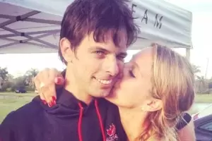 El hijo de la Trilliza de Oro despert tras su accidente jugando al polo y no se separa de su esposa