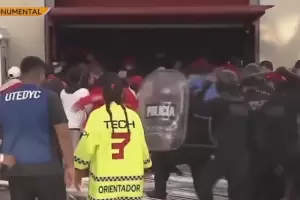 Incidentes en el ingreso al Monumental: hinchas sin entradas saltaron las vallas