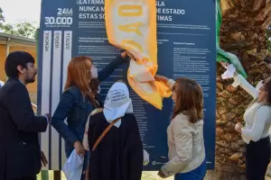 Derechos Humanos descubri un cartel en conmemoracin del 24M