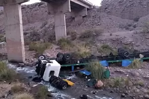 Un camionero volc, cay al ro y muri aplastado