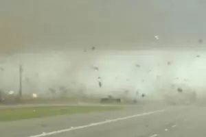 Impactante video: un conductor qued atrapado en medio de un tornado
