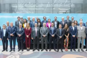 Alberto Fernndez se mostr con ministros propios, funcionarios kirchneristas y gobernadores