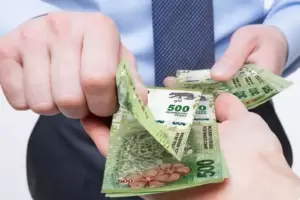 Un intendente dar un bono de $6 mil a sus empleados municipales por el Da del Amigo