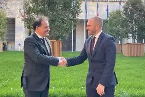 Martn Guzmn acord con el Club de Pars posponer la negociacin y evit el default