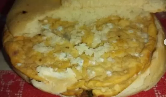 viandas con comida podrida en una escuela