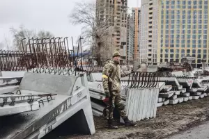 Tropas rusas destruyeron un puente clave en Cherngov y atacan barrio residencial de Kiev