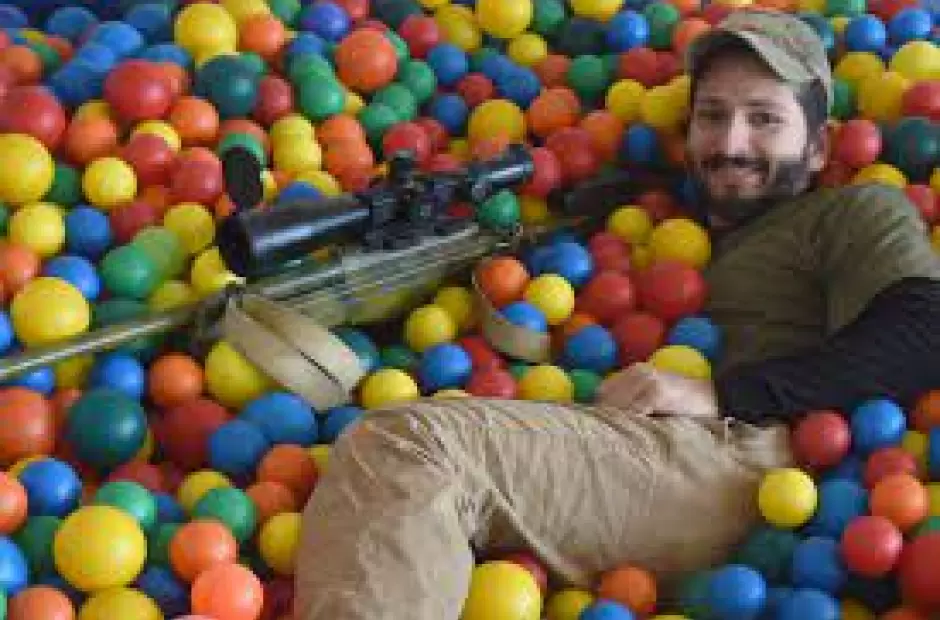 Wali, el "mejor francotirador del mundo", se fotografi dentro de un pelotero