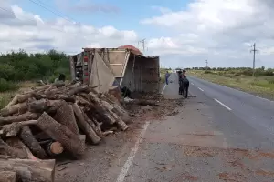 Volc un camin que transportaba lea en La Paz