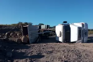 Por culpa de una piedra, un camin volc en Valle Chico