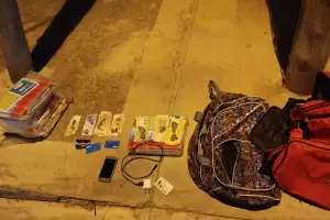 Detienen a supuestos vendedores ambulantes al intentar huir en un rems tras un arrebato