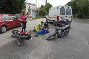 Practicaba �wheelie� en su moto y colision� a otro motociclista que termin� hospitalizado