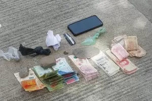 Los sorprendieron fumando porros de marihuana y le secuestraron dinero y ms droga