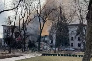 Autoridades ucranianas dijeron que murieron al menos 300 civiles por el bombardeo al teatro de Mariupol
