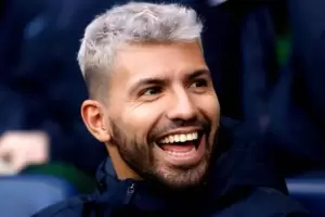 La reaccin del Kun Agero cuando le toc la figurita de Lionel Messi del Mundial de Qatar