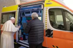 El papa Francisco bendijo una ambulancia que el Vaticano envi a Ucrania