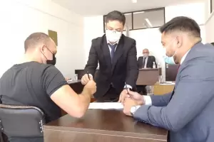 Condenan a docente por tocarle la cola a una alumna