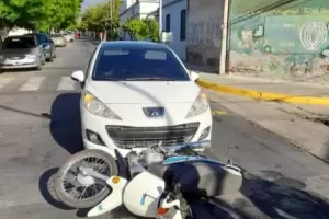 Choque entre un auto y una moto en el centro