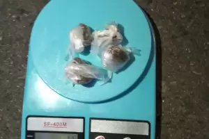 Motociclista conduca por el casco cntrico con 4 gr. de marihuana