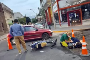 Violento choque entre una moto y un auto dej una mujer herida