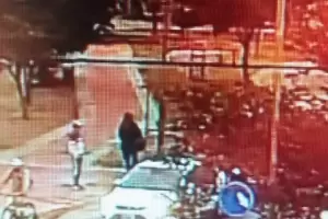 Violento arrebato de un celular qued registrado por las cmaras de seguridad