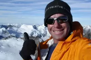 El argentino que escal 13 veces el Everest se encuentra grave tras ser alcanzado por una avalancha