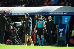 Aldosivi le gan� a Col�n con el debut del VAR en Argentina