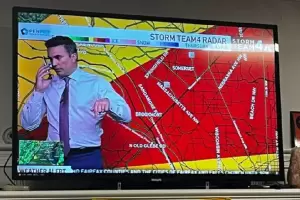 Un meteorlogo detuvo el informe climtico en vivo para avisarle a su familia que se acercaba un tornado