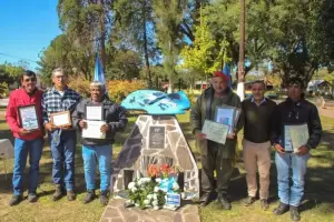 Homenaje a hroes de Malvinas en la plaza de Los Varelas