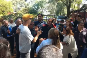 Tras los incendios, Santi Maratea viaj a Corrientes y los bomberos le dieron un significativo obsequio