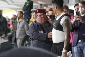Tras el partido, Enzo Prez le regal su camiseta a un excombatiente de Malvinas