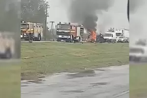Se cruz de carril, choc contra una camioneta y murieron tres personas