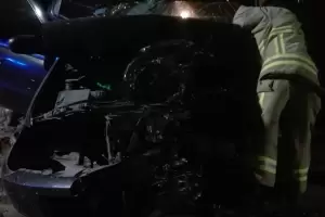 Apual a su pareja y, en la huida, choc a otro auto, cuyo conductor est muy grave