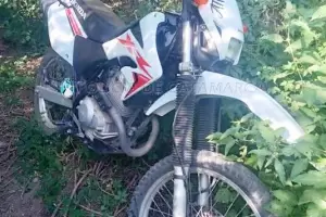 Robaron una moto y la dejaron abandonada en un descampado