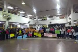 Otra vez crisis en los IES: docentes y alumnos del " Jos Cubas" con abrazo simblico a la institucin