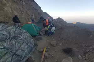 Vecinos de Choya acampan en el cerro en contra del proyecto "MARA"
