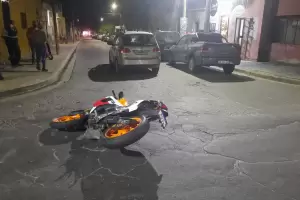 Una moto choc contra una camioneta y una joven result herida