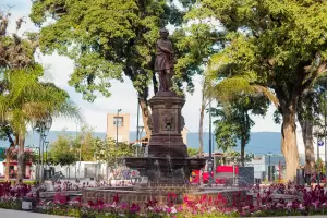 As qued la restaurada Plaza "25 de Agosto"