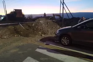 Un auto impact contra un montculo de escombro en la zona sur