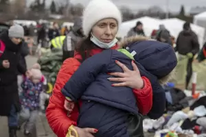 El ejrcito ruso rodea el Este para una ofensiva brutal, y miles de personas huyen del Donbas