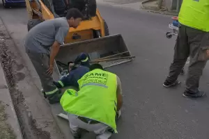 Brutal accidente laboral: Sali despedido de la mquina volcadora y termin con el tobillo fracturado