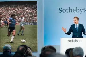 La empresa que subastar la camiseta de Maradona desminti a Dalma con pruebas concluyentes