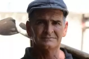 Trabaja como albail, es hijo de un empresario y lo demanda por 100 millones de pesos