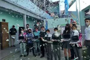 Educacin entreg netbooks en Pomn