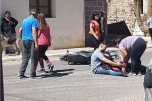 Motociclista termin lesionada tras colisionar con automvil
