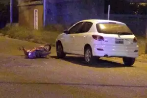 Un motociclista fue hospitalizado tras protagonizar un fuerte choque