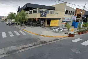 Multaron a un bar por atender fuera del horario permitido