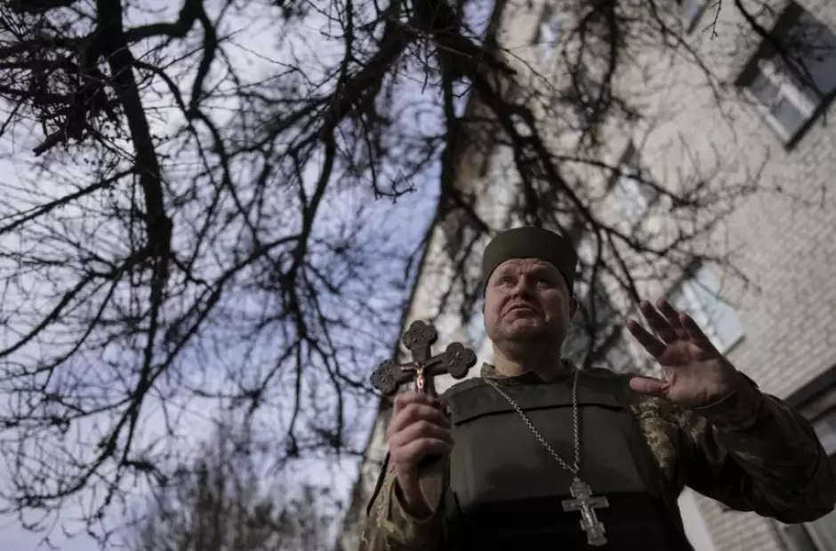 El capelln Dmitri habla con los vecinos en Bucha