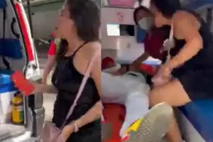 VIDEO: estall en furia porque su novio accidentado no le dio la clave del celular